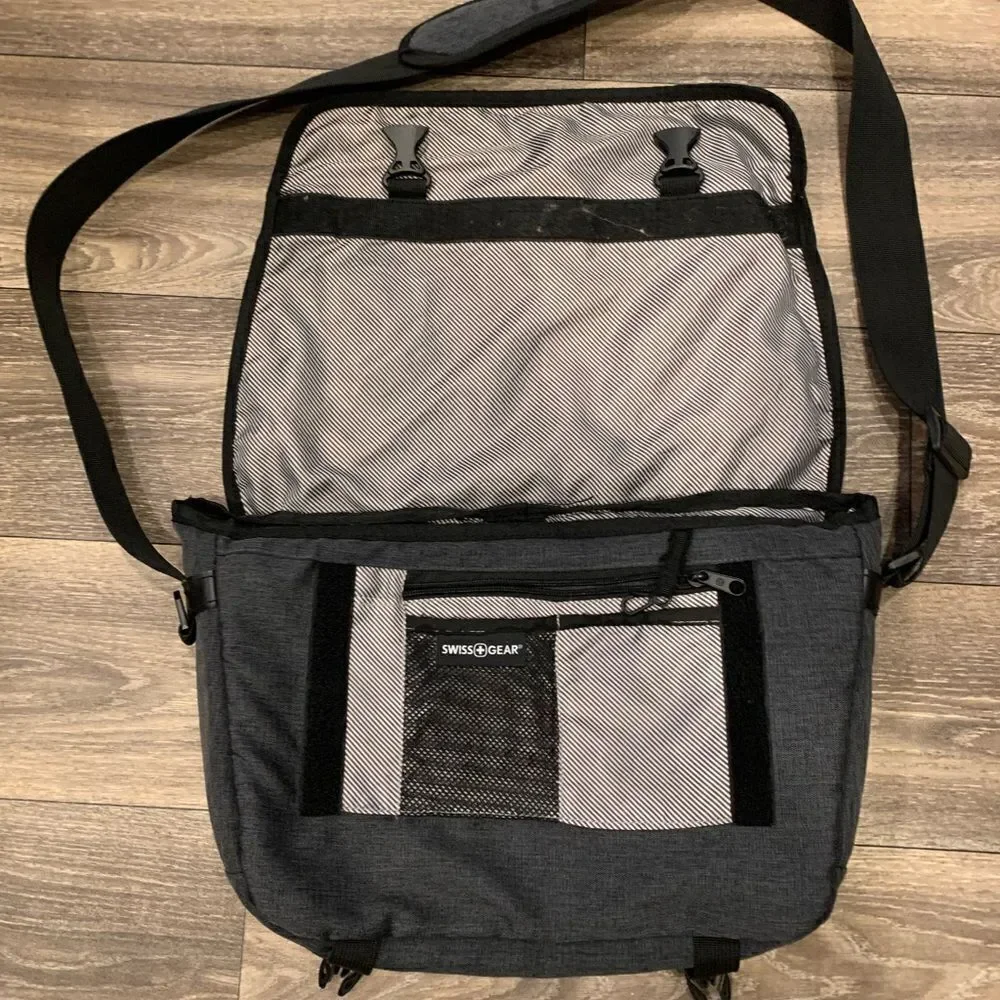 Swiss Gear Messenger / Laptop Bag. Adjustable strap Shoulder Pad